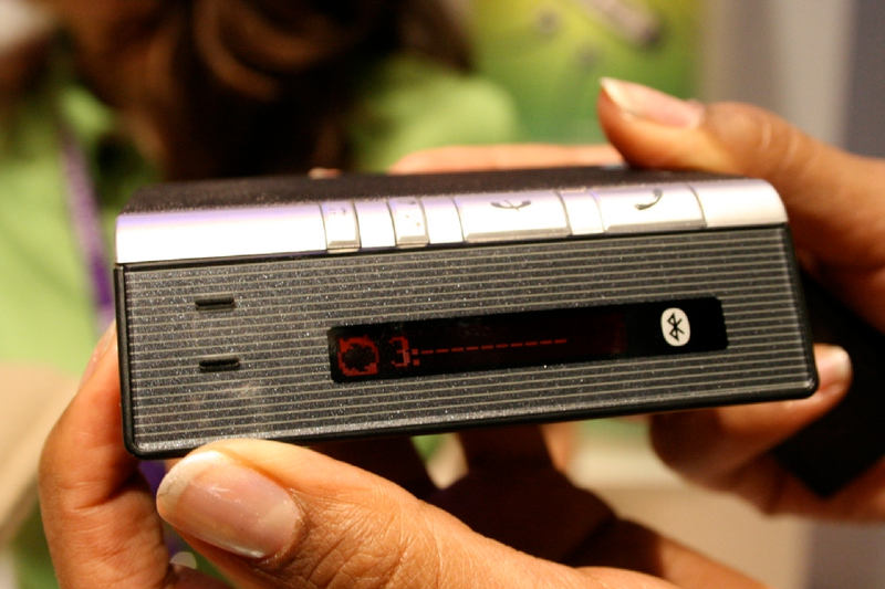 Illustration for article titled Sony Ericsson's Cool Desk/Car Bluetooth Speakerphone: HCB-120